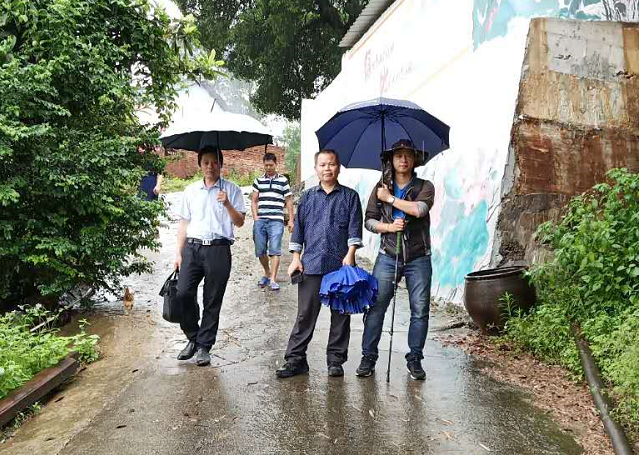 1560641878119531.png 与越南朋友合影.png