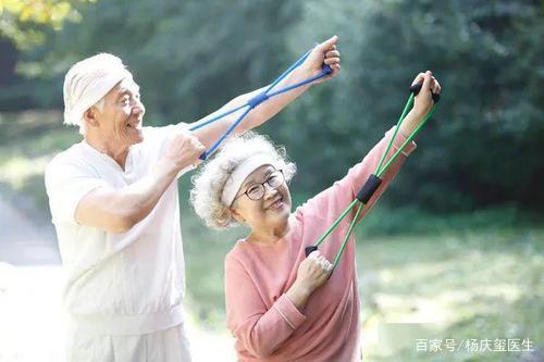 脑供血不足的人,医生提议:多吃三种蔬菜,两种习惯或许需要养成
